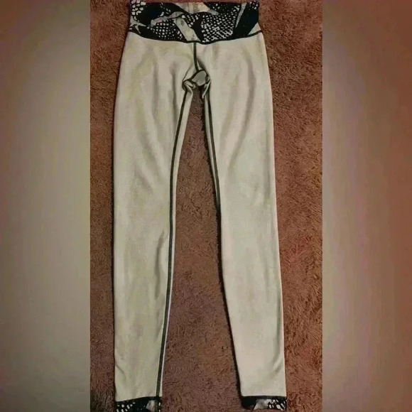 Lululemon Leggings in Black and White (Women's Size 6) - Picture 9 of 10